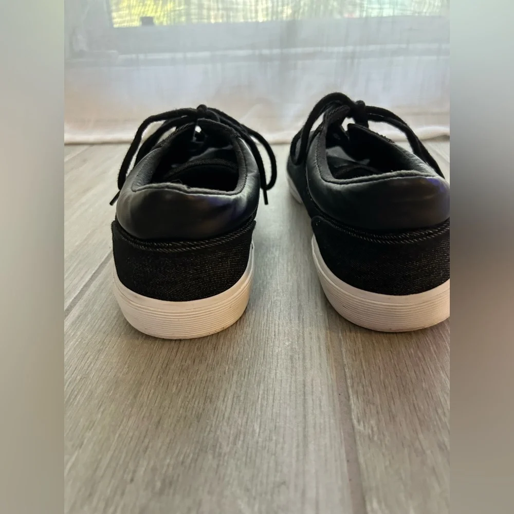 St John’s Bay canvas denim shoe size 10.5 in good condition